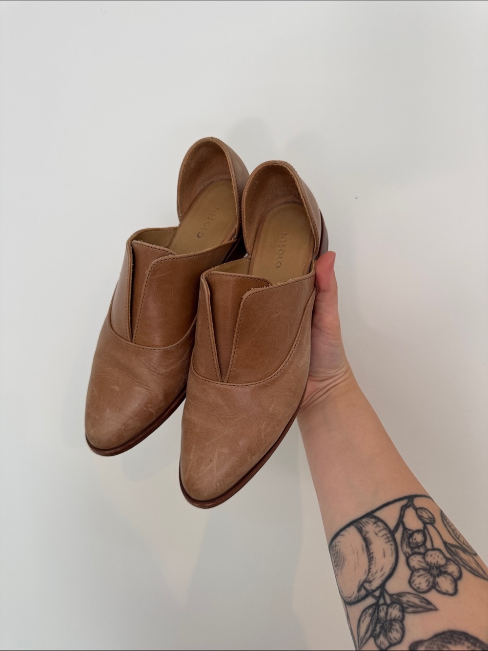 Nisolo - Leather Slip-On Loafers in Tan